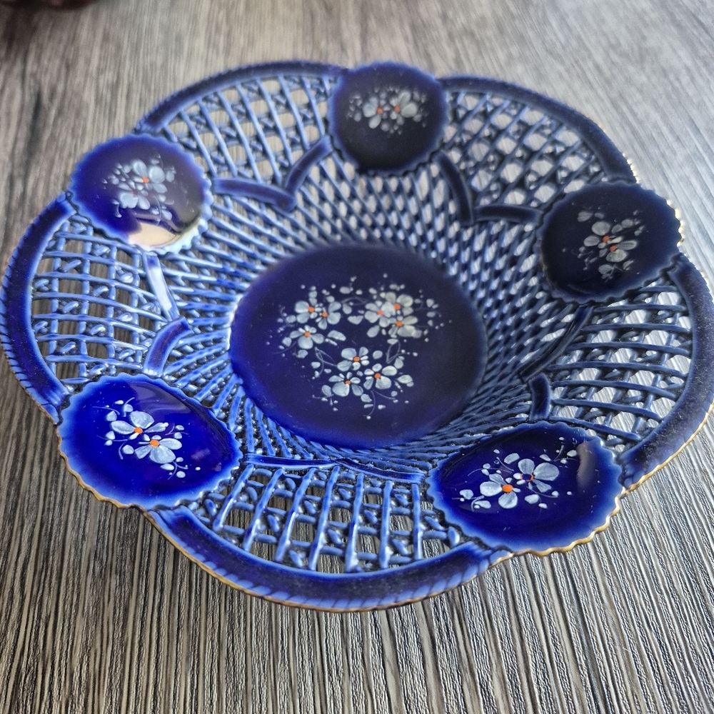 Vintage Europa Signed SIM Porcelain Hand Painted  Reticulated Dish 6" x 6" - Picture 2 of 9